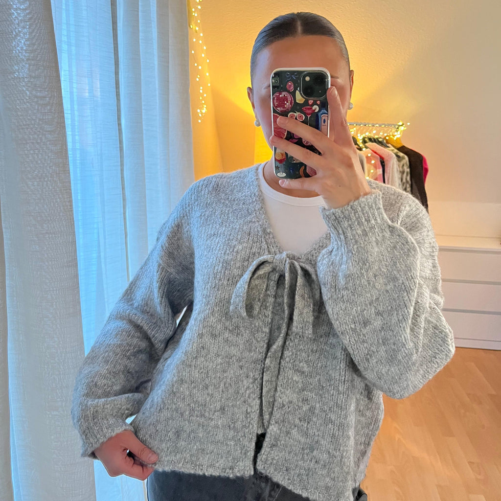 Bindestrickjäckchen „Noemi“ – Grau