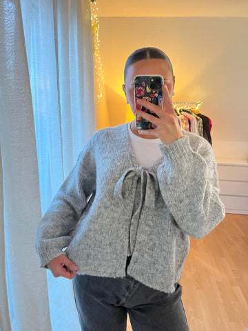 Bindestrickjäckchen „Noemi“ – Grau