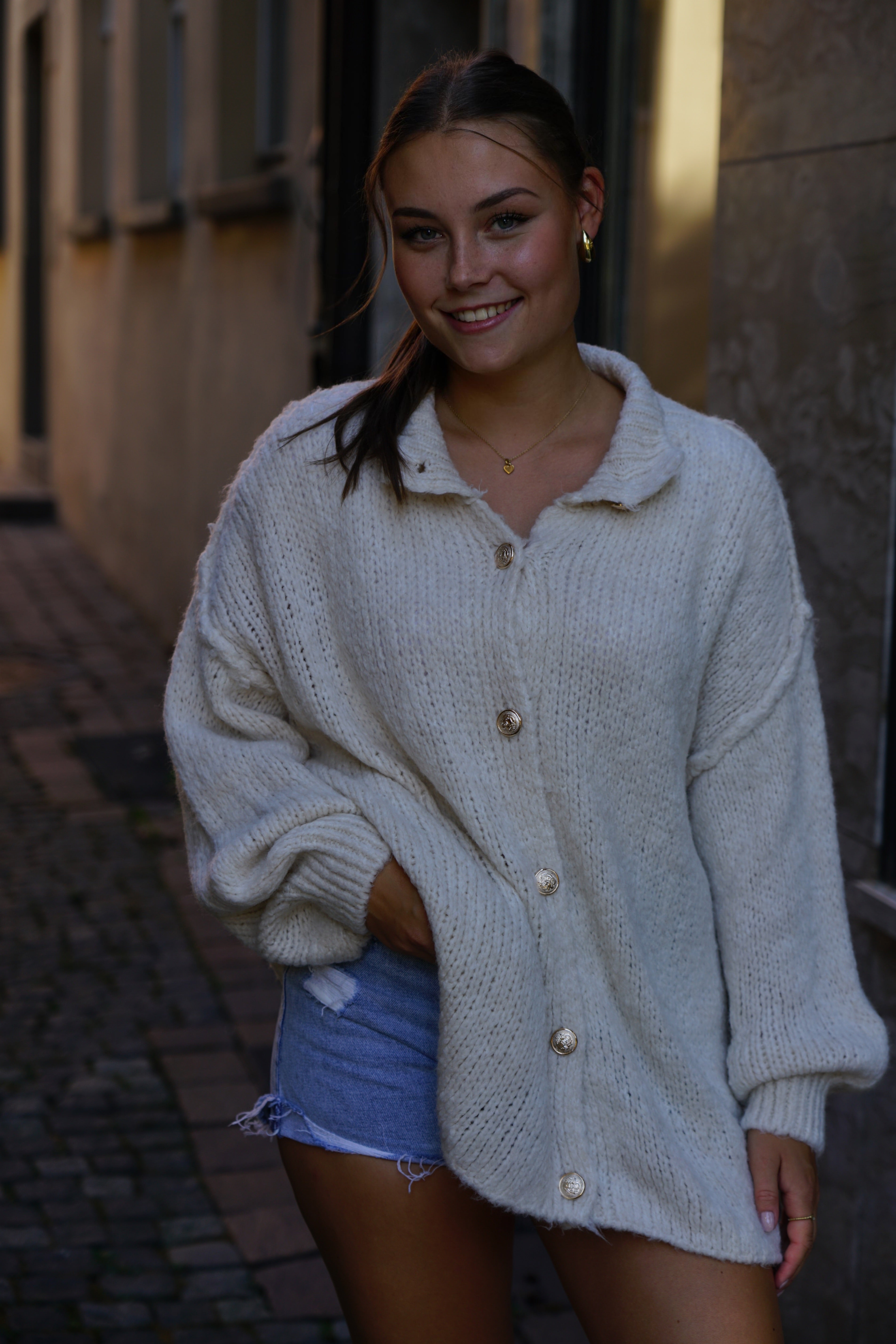 Kuscheliger Cardigan mit goldenen Knöpfen – Dein Winterfavorit