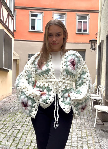 Cardigan – Boho Traum in Creme mit Pastell-Details