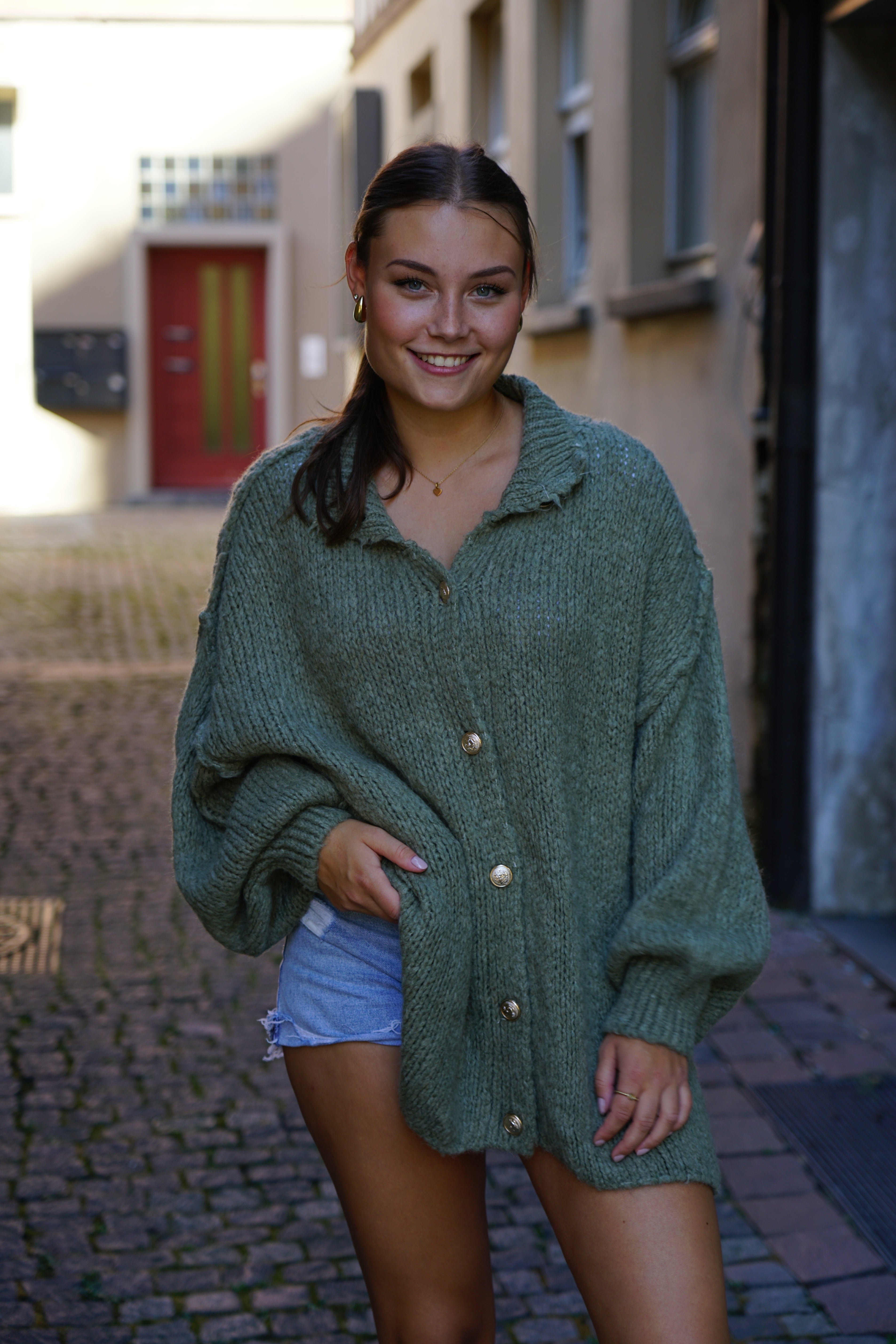 Kuscheliger Cardigan mit goldenen Knöpfen – Dein Winterfavorit