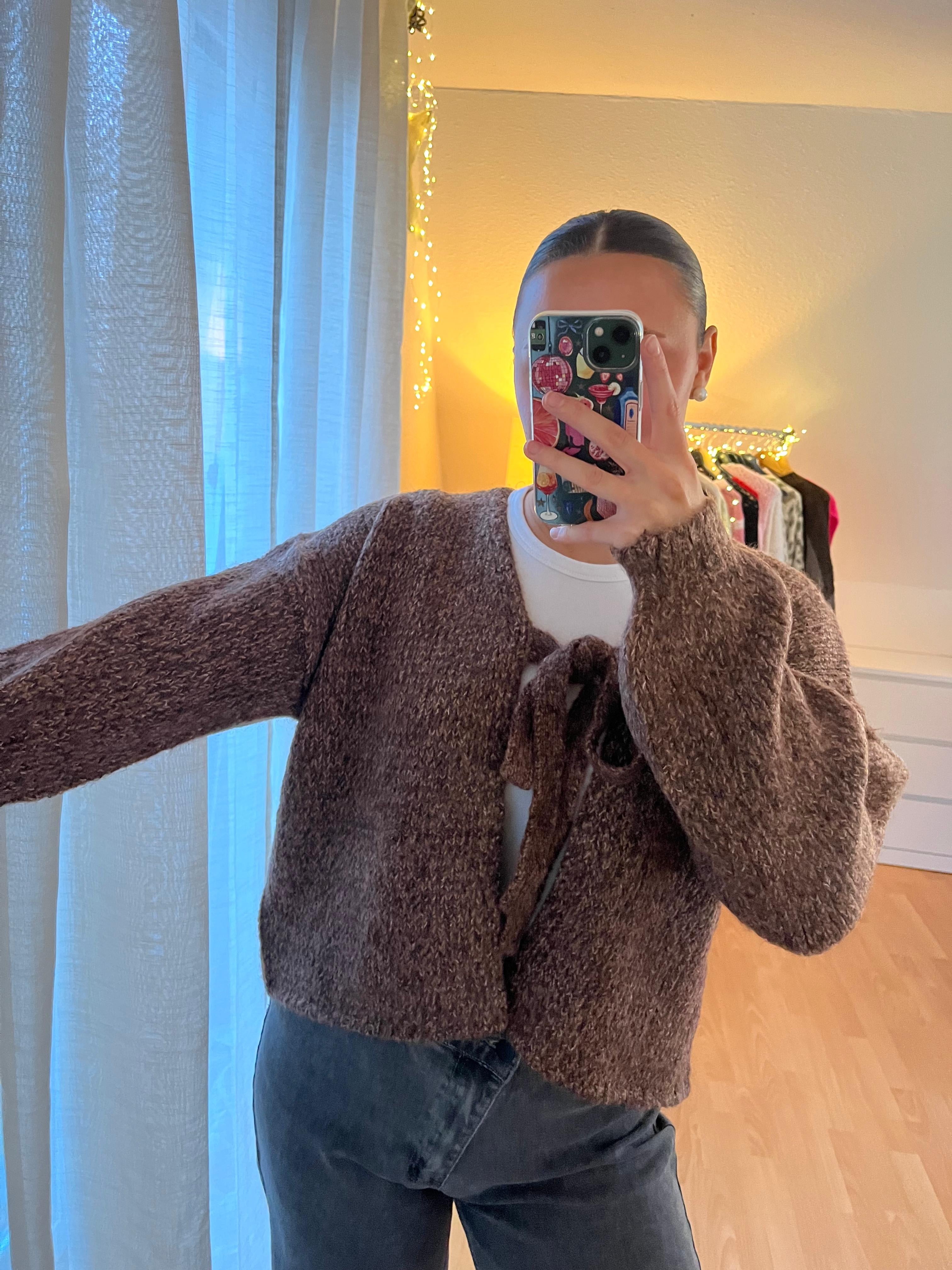 Bindestrickjäckchen „Noemi“ – Braun