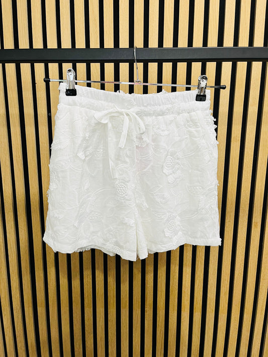 Baumwollshorts mit Blütenapplikation