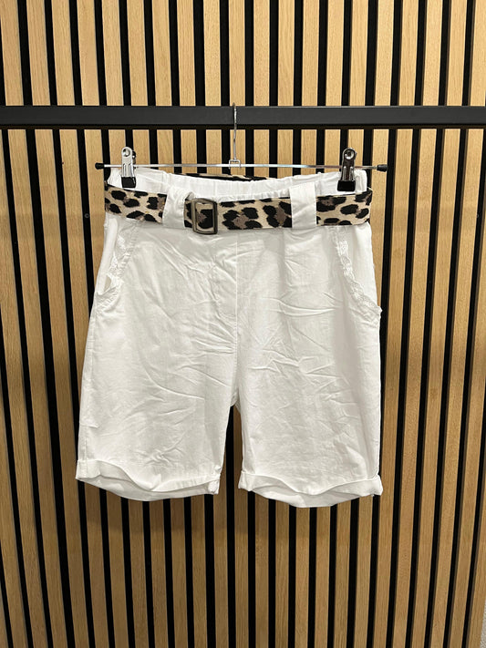 Shorts mit Leo Gürtel
