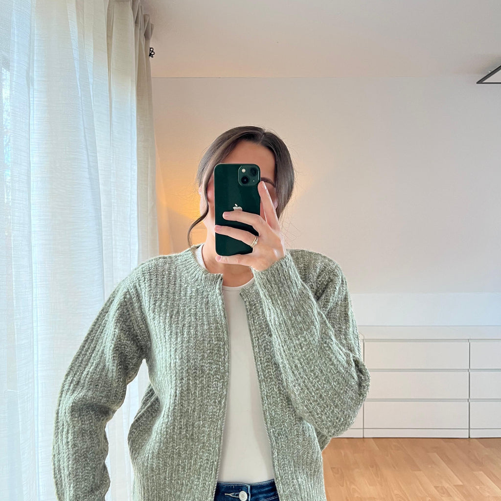 Cardigan „Alina“ – Grün, cozy & timeless