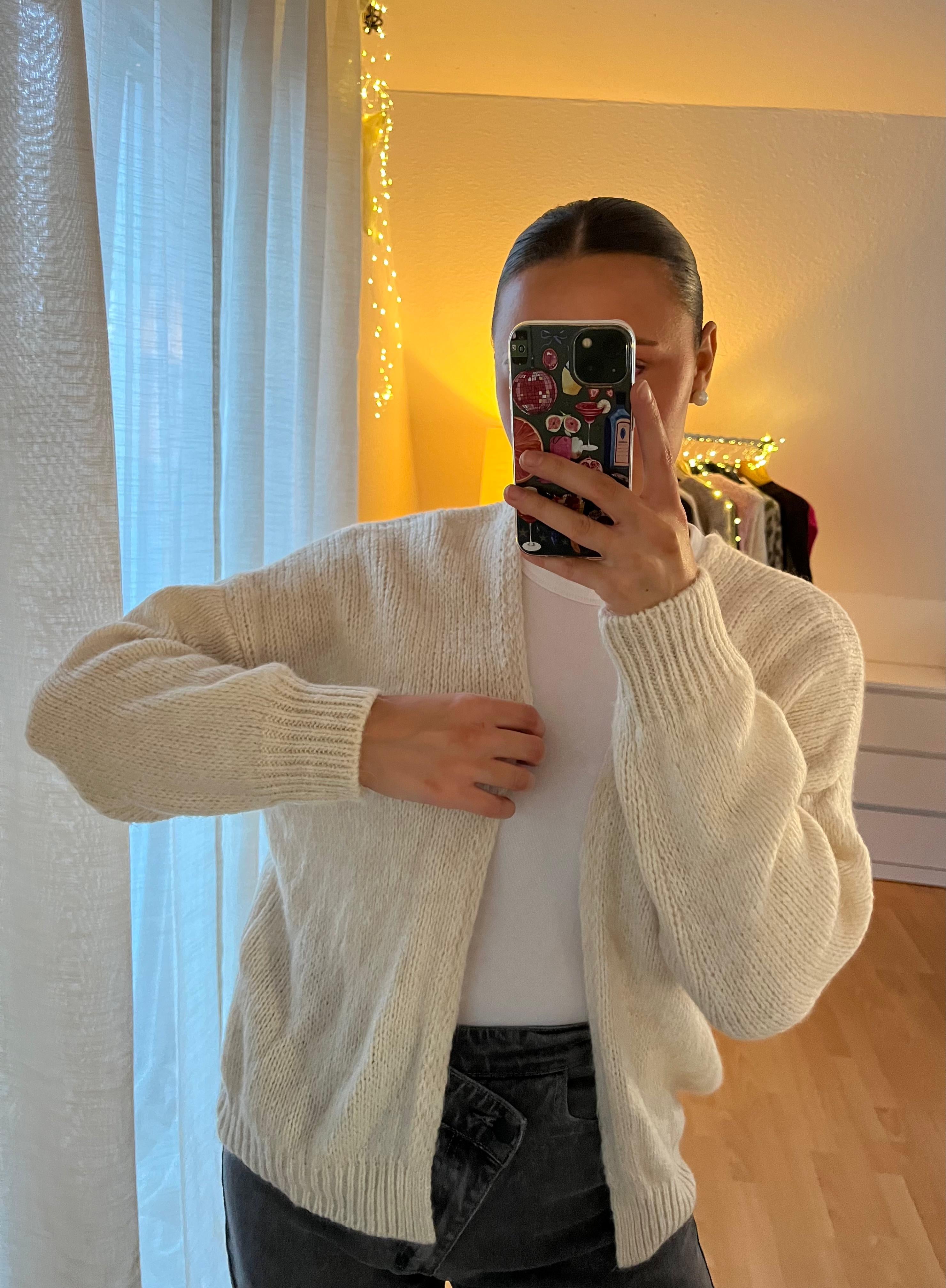 Strickjacke „Leni“ – Wollweiß