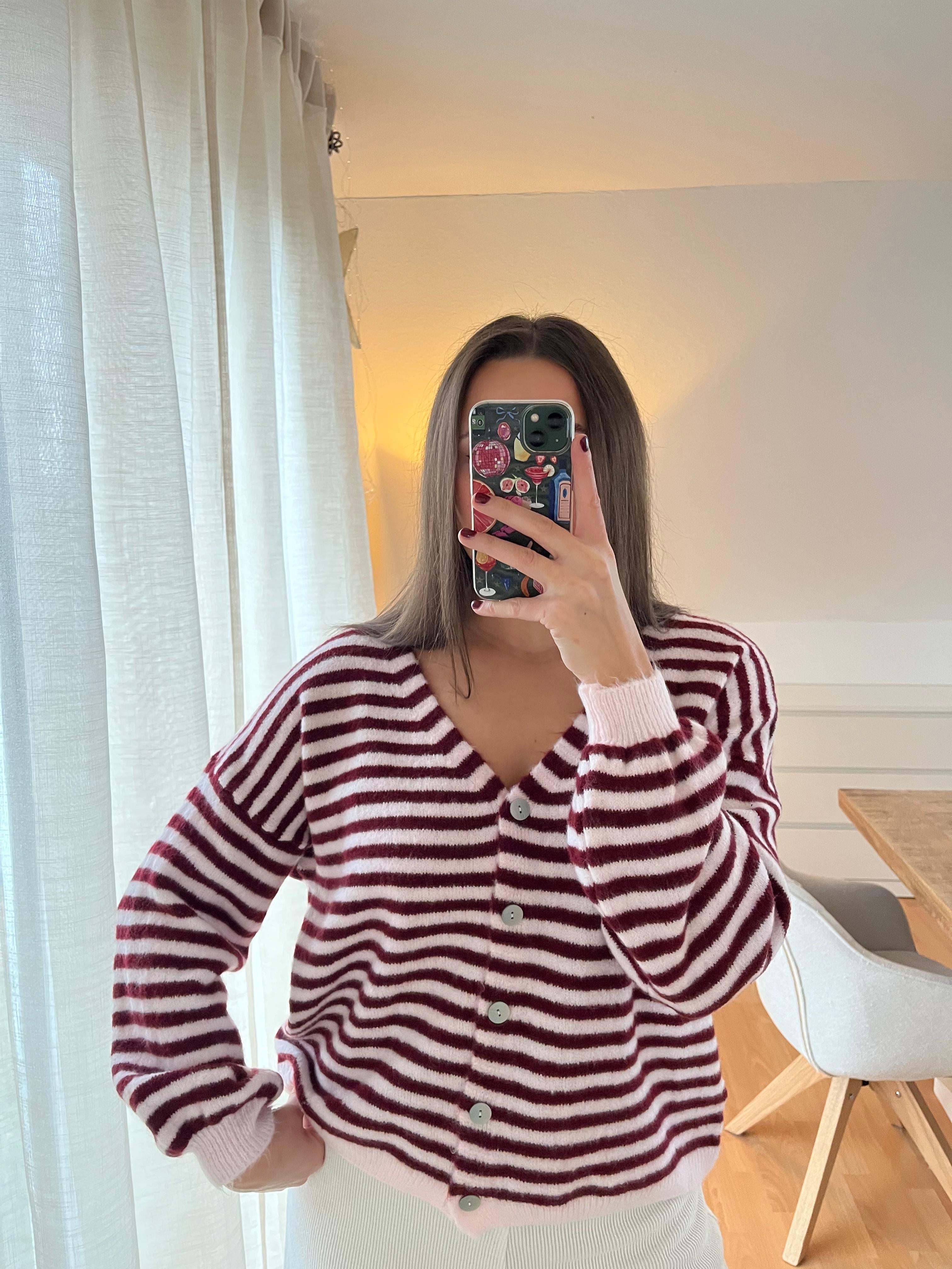 Strickjacke „Elodie“ – bordeauxrot-rosa gestreift