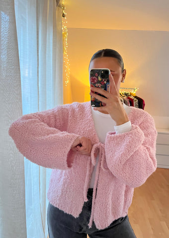 Strickjacke „Meli“ – rosa in zarter Bouclé-Optik