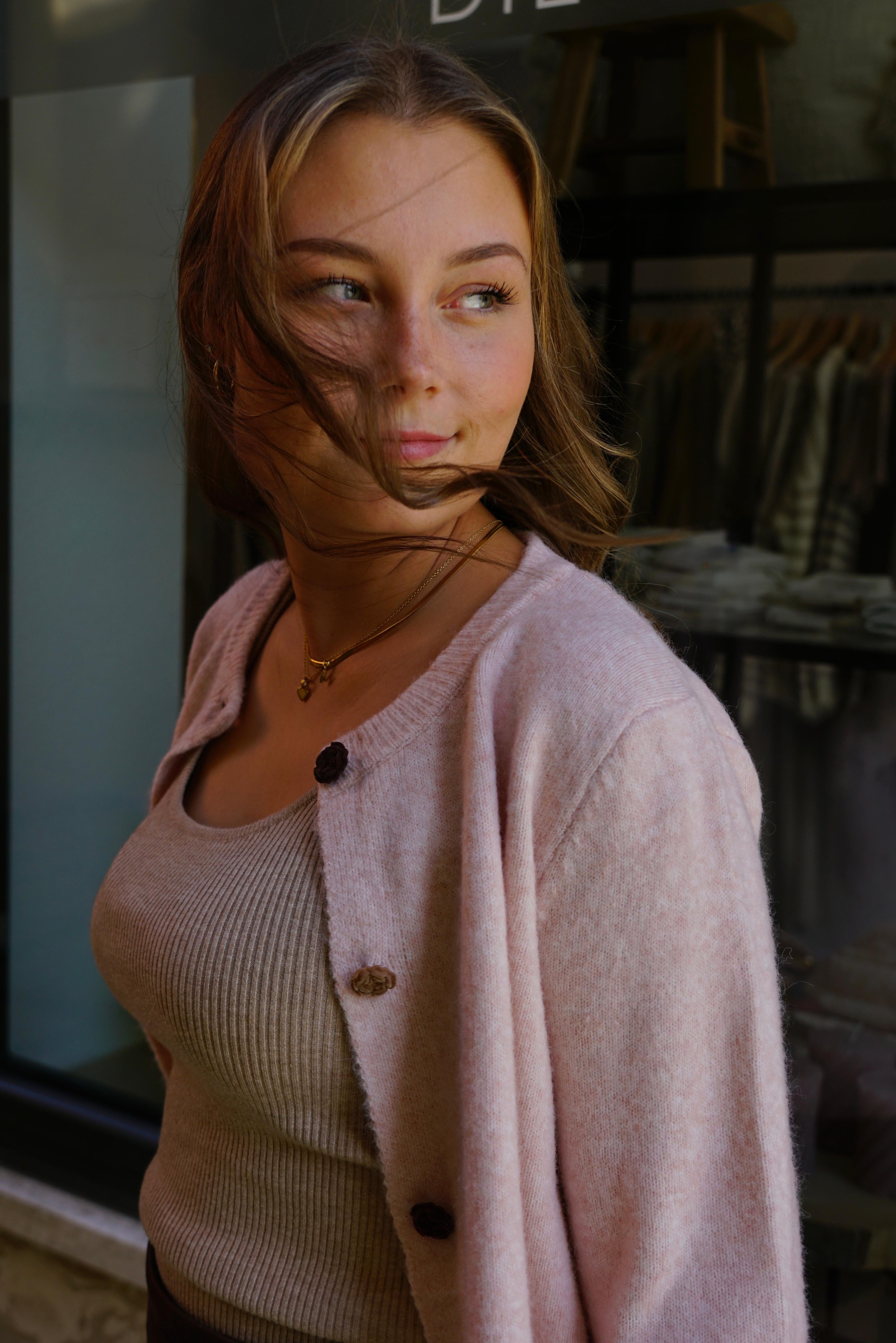 Strickjacke mit Rosenknöpfen rosa – One Size bis 42 (Kopie)