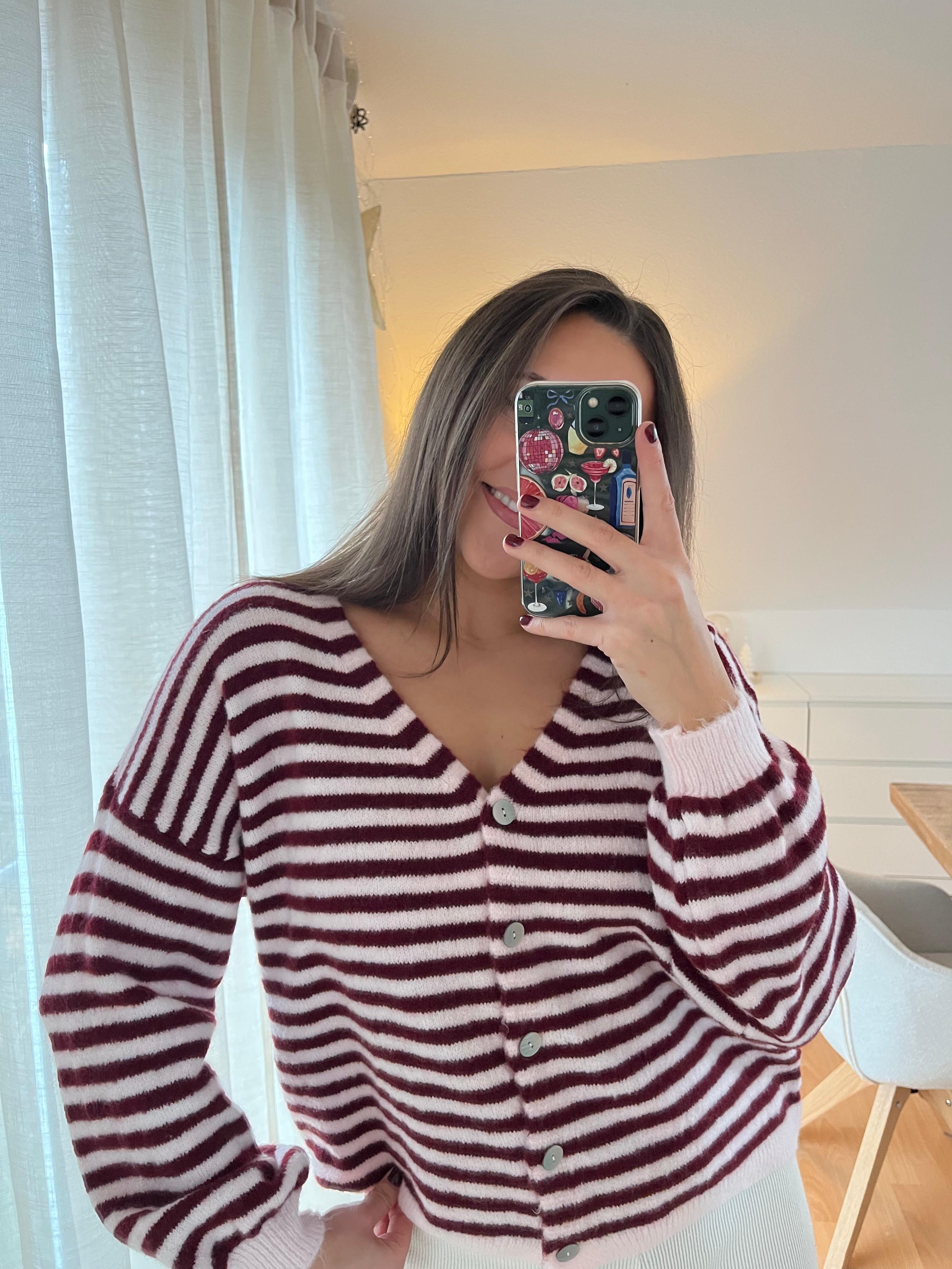 Strickjacke „Elodie“ – bordeauxrot-rosa gestreift