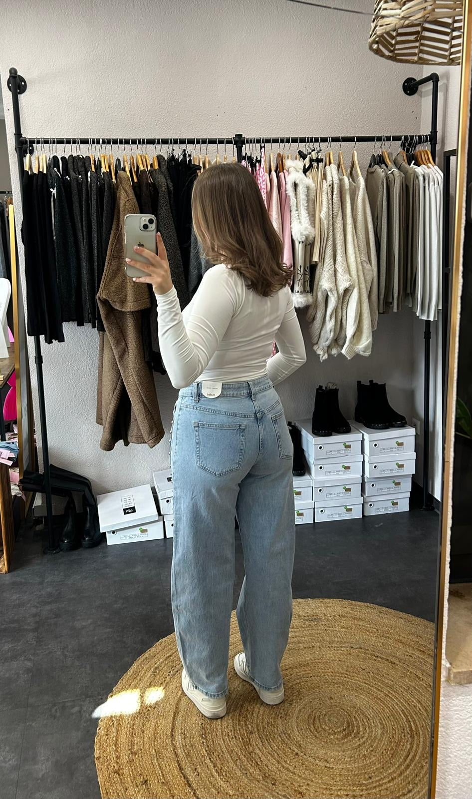 Barrel Jeans mit Nieten