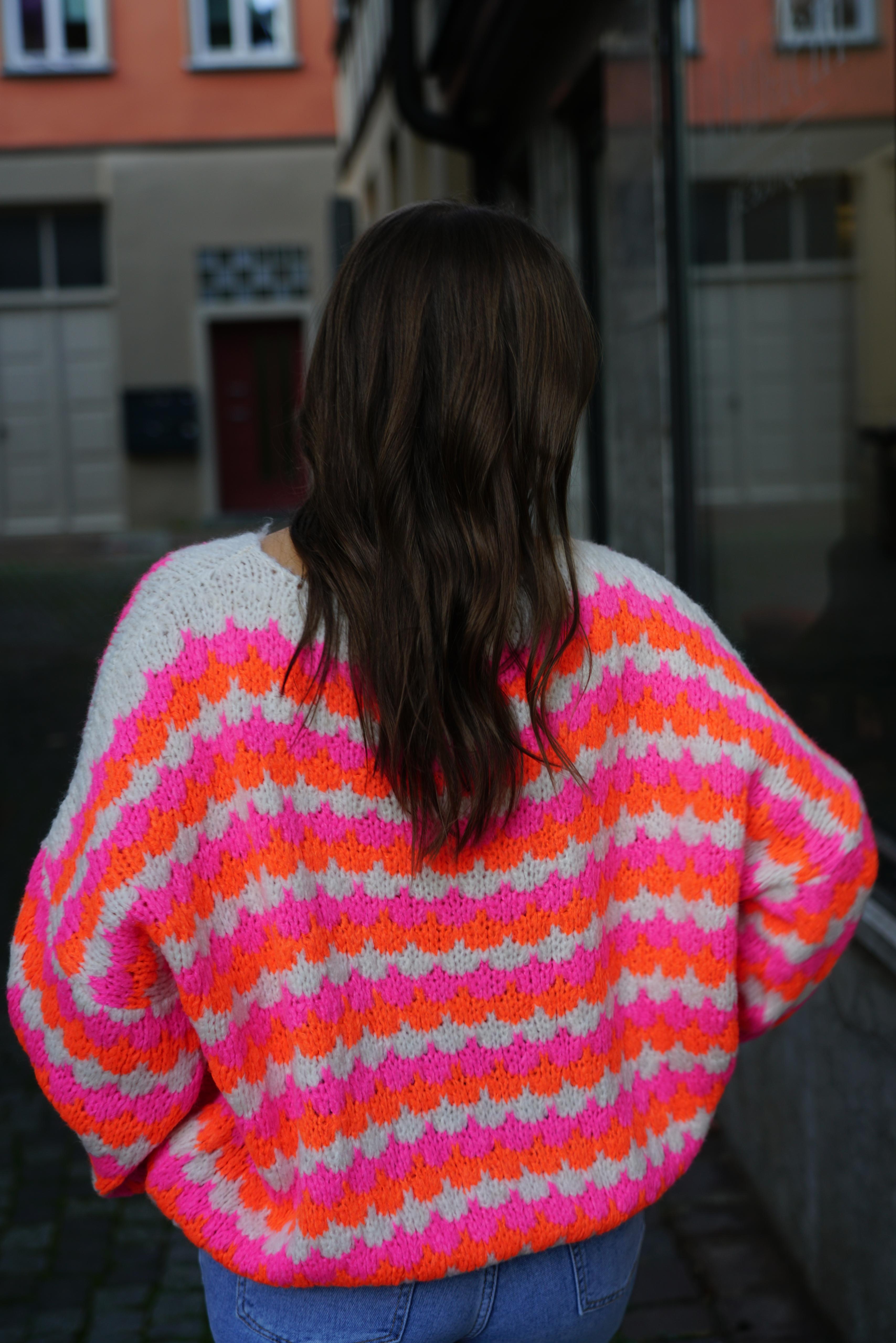 Kuscheliger Pullover mit Grünen oder Pinken Highlights – Einzigartiges Schuppen-Muster