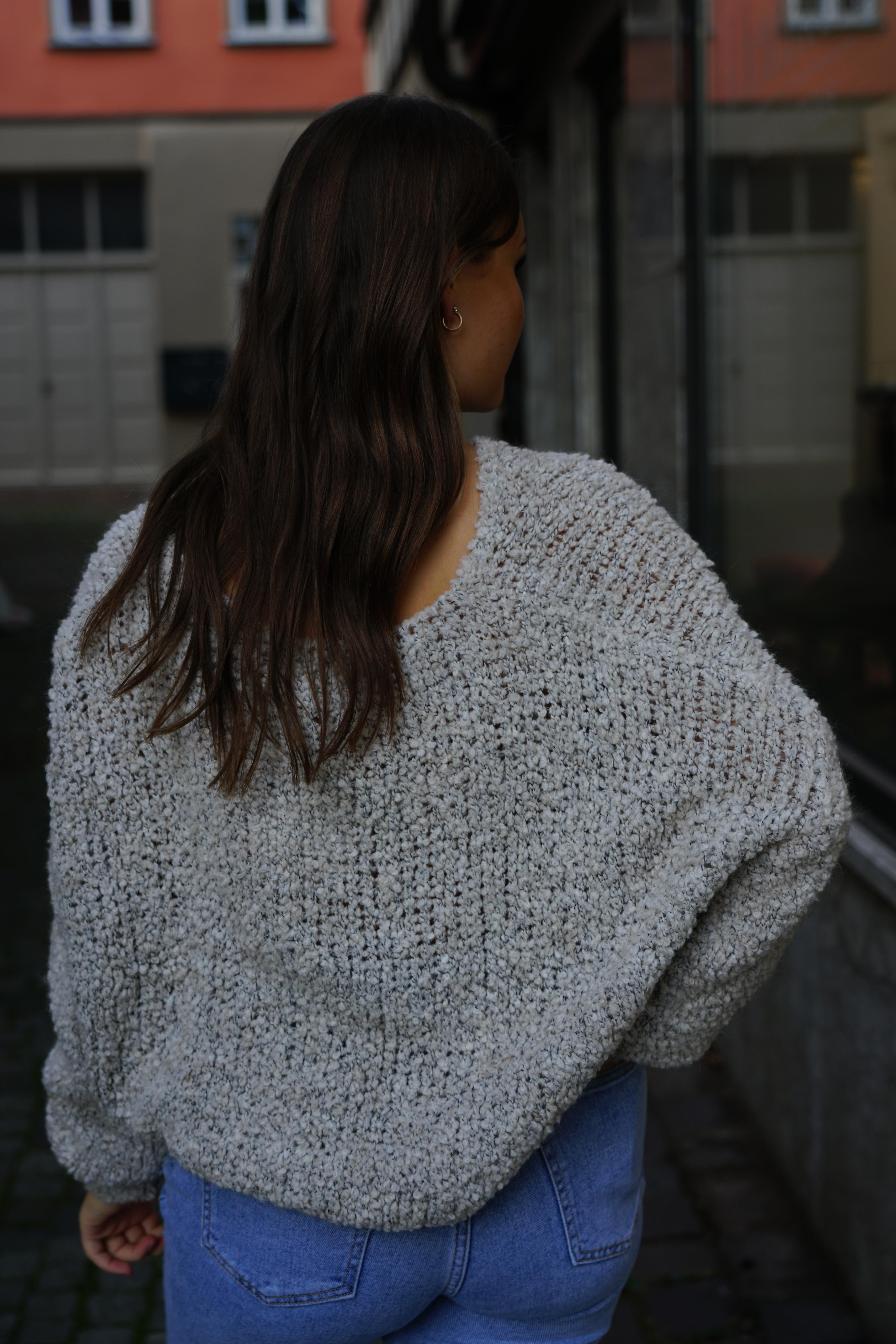 Strickpullover mit V-Ausschnitt in Wollweiß und Beige/Grau – Perfekt für den Alltag