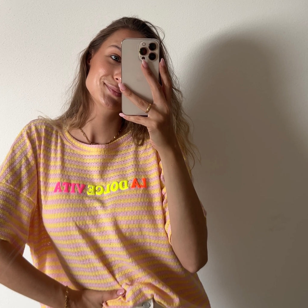 Streifen T-Shirt „La Dolce Vita“ – Gelb/Rosa