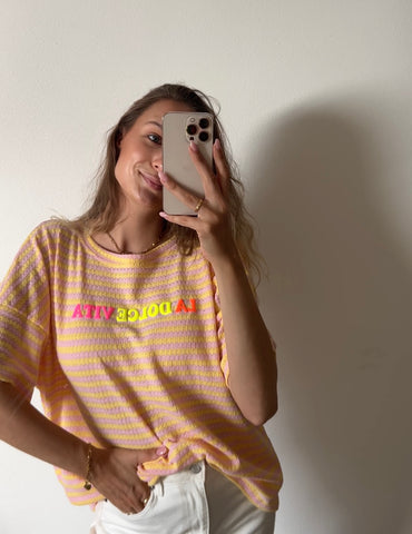 Streifen T-Shirt „La Dolce Vita“ – Gelb/Rosa