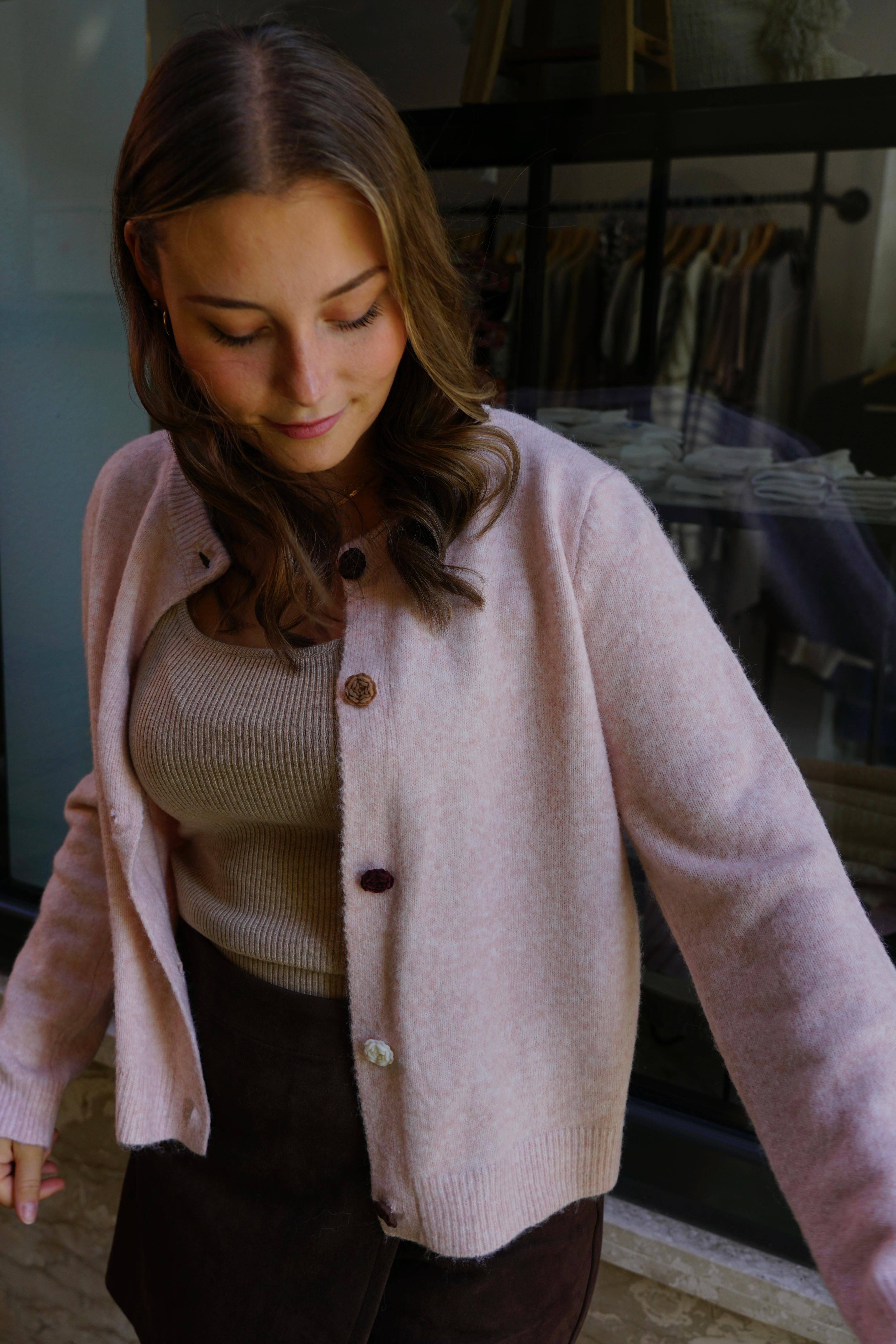 Strickjacke mit Rosenknöpfen rosa – One Size bis 42 (Kopie)