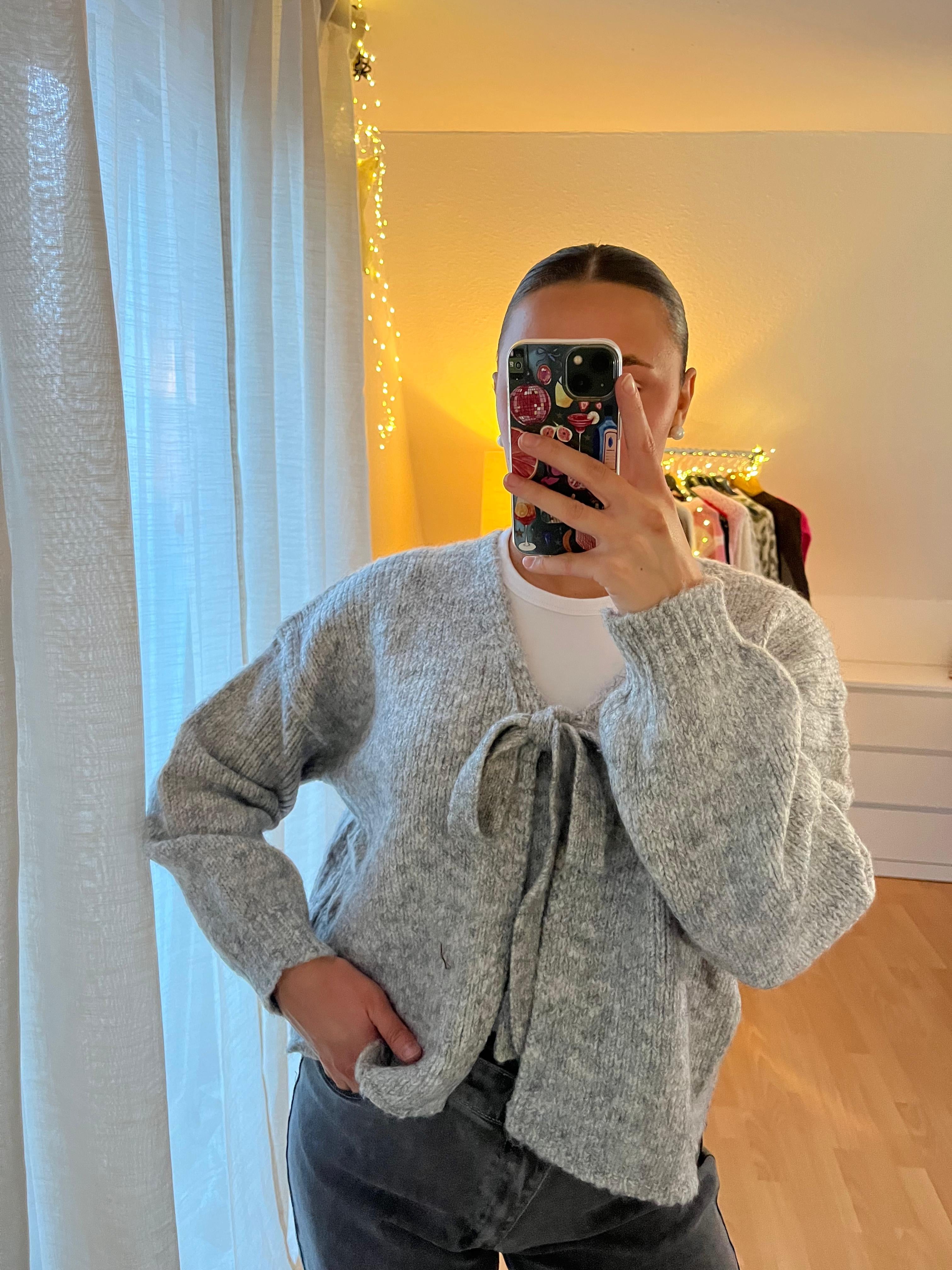 Bindestrickjäckchen „Noemi“ – Grau