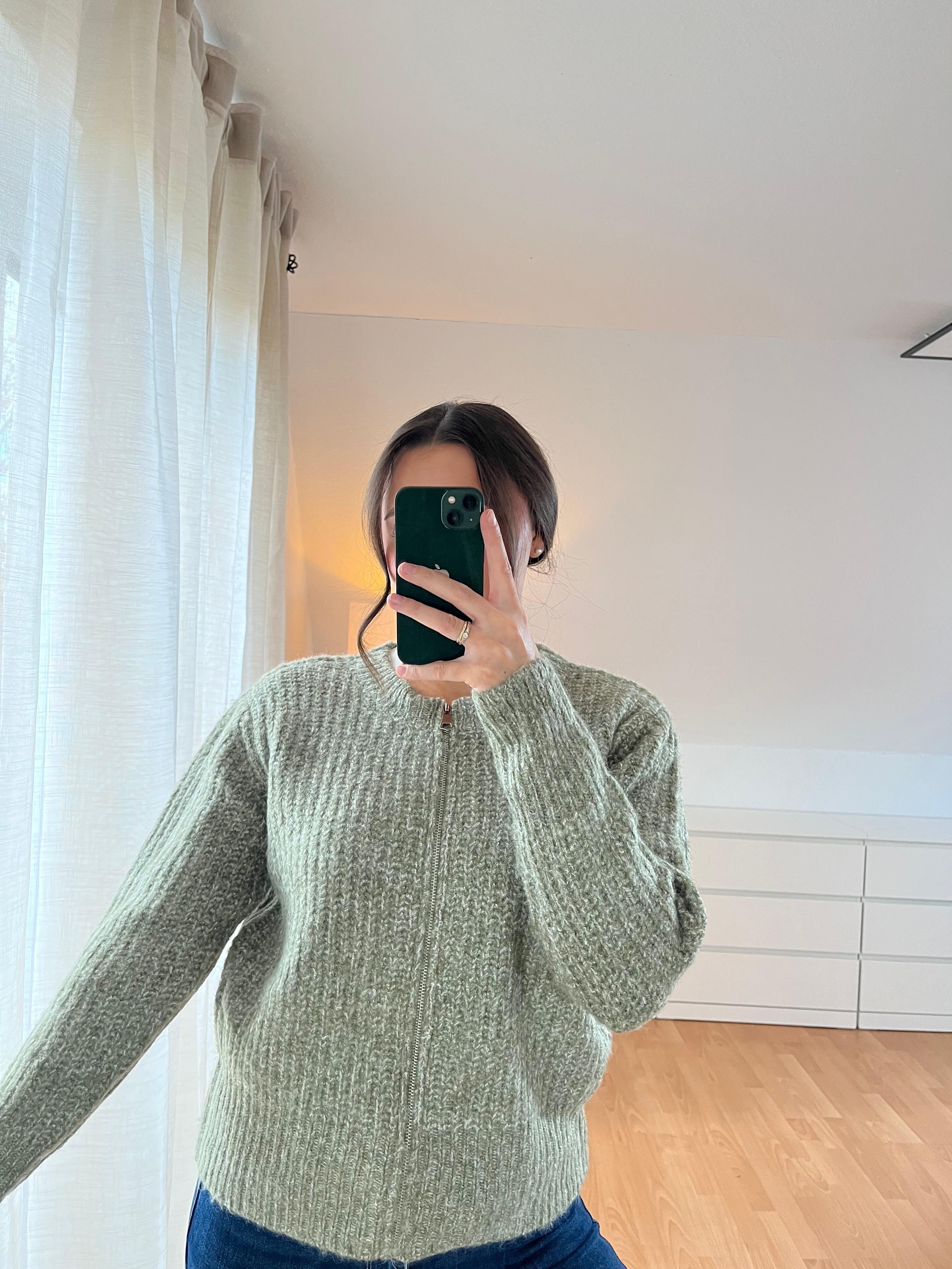 Cardigan „Alina“ – Grün, cozy & timeless