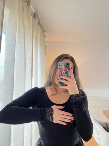 Basic Longsleeve „Liv“ mit Spitzen-Detail – Schwarz