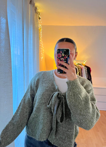 Bindestrickjäckchen „Noemi“ – Grün