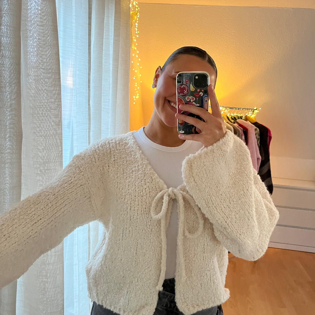 Strickjacke „Meli“ – wollweiß in zarter Bouclé-Optik