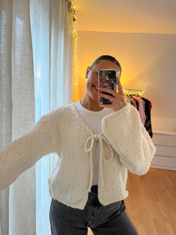 Strickjacke „Meli“ – wollweiß in zarter Bouclé-Optik