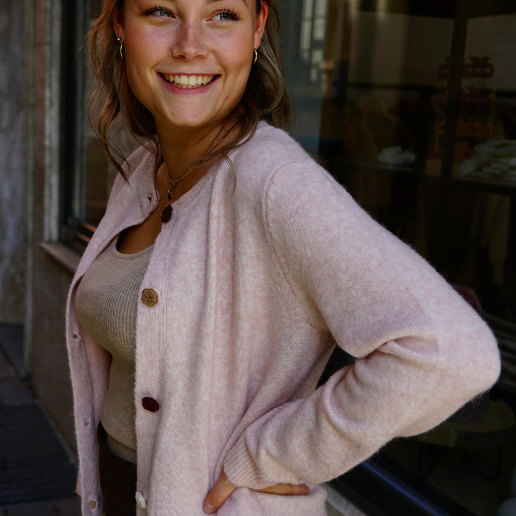 Strickjacke mit Rosenknöpfen rosa – One Size bis 42 (Kopie)