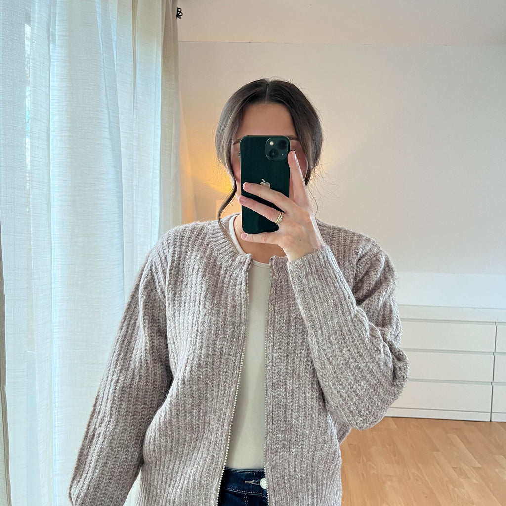 Cardigan „Alina“ – Taupe, cozy & timeless