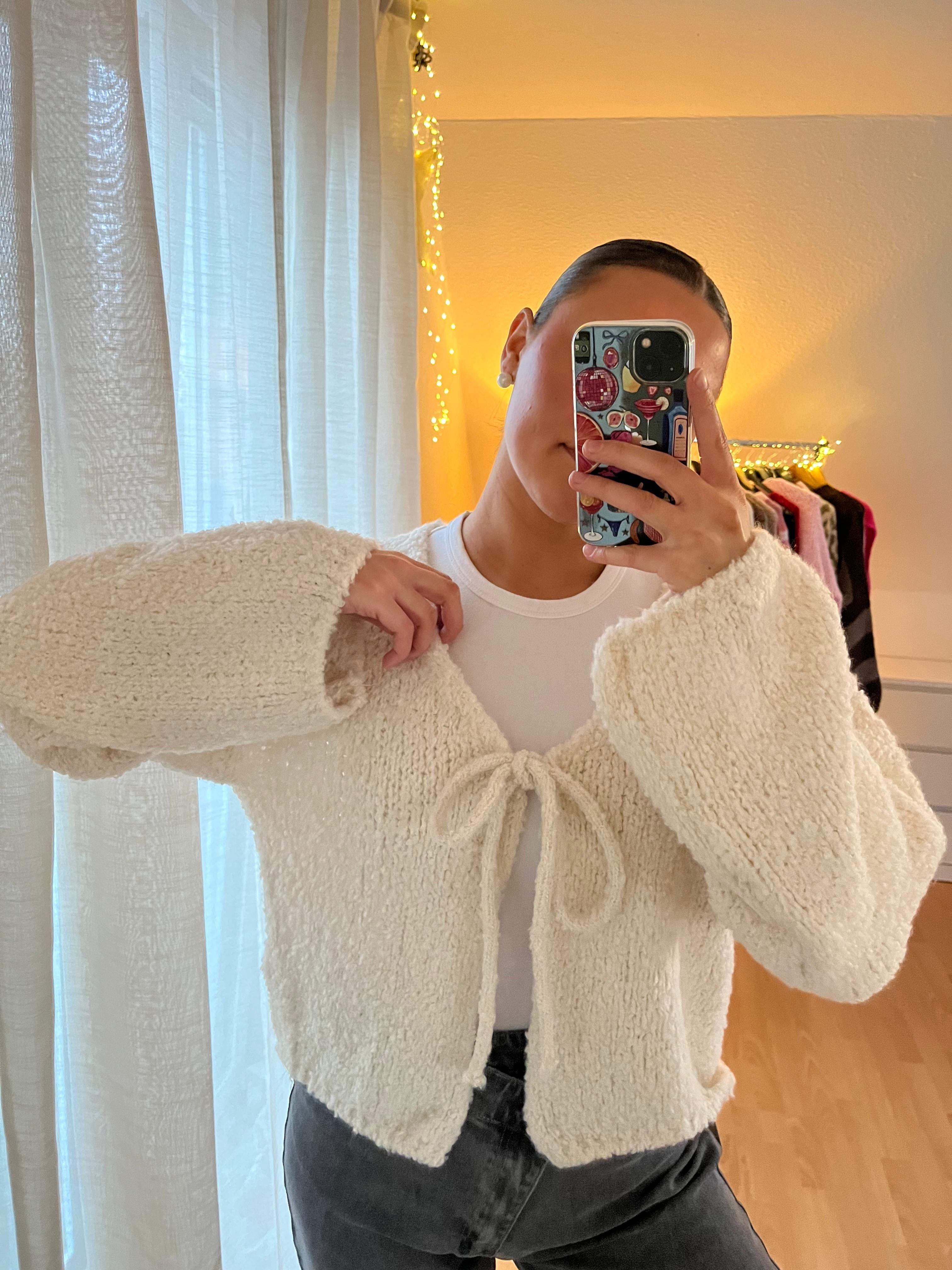 Strickjacke „Meli“ – wollweiß in zarter Bouclé-Optik