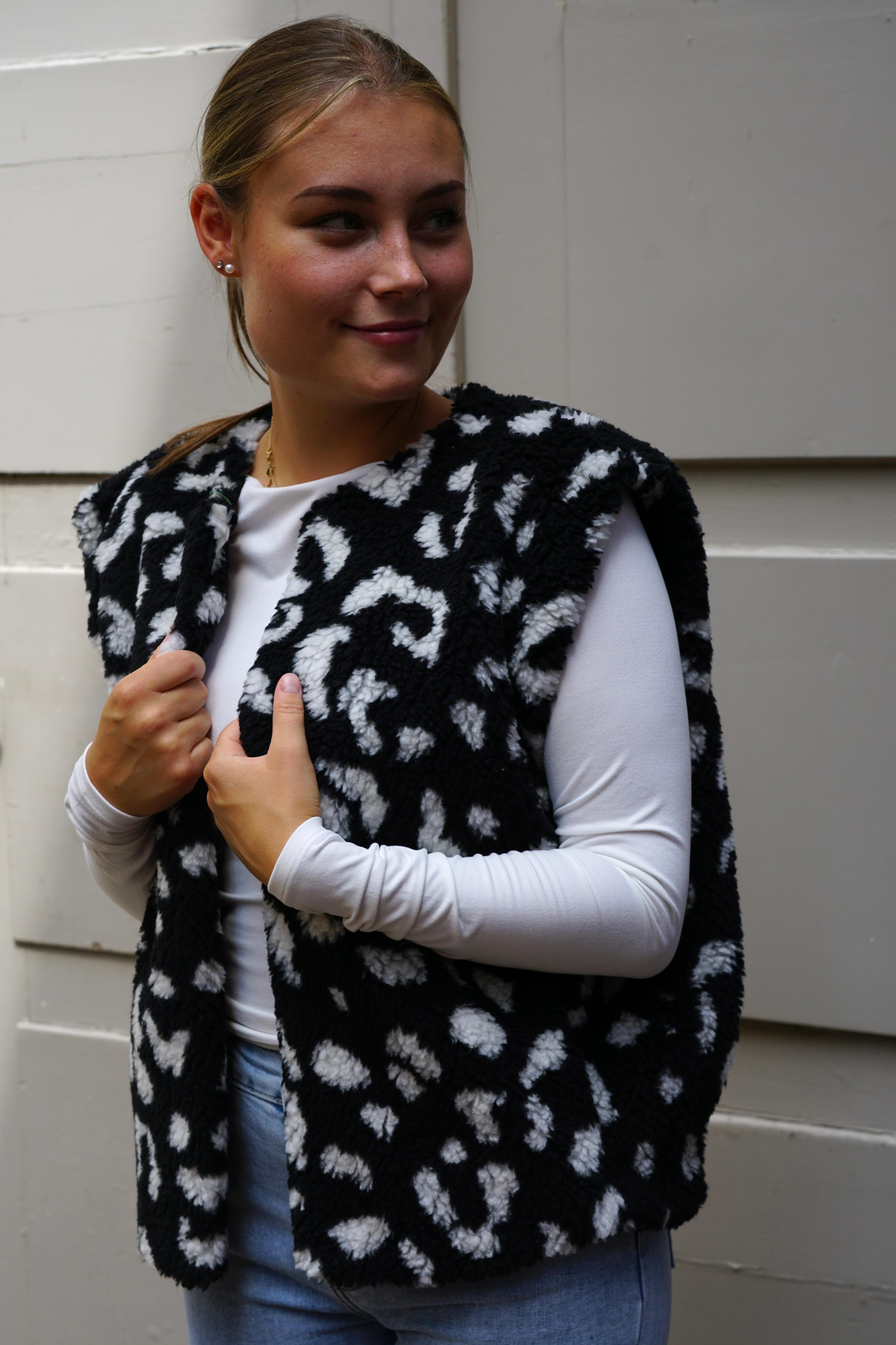 Cozy Leo Vest – Black