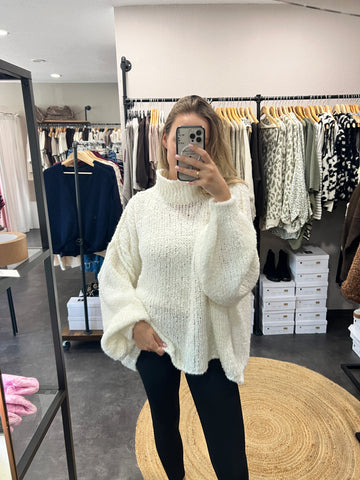 Cozy Bouclé Oversize Pullover – White