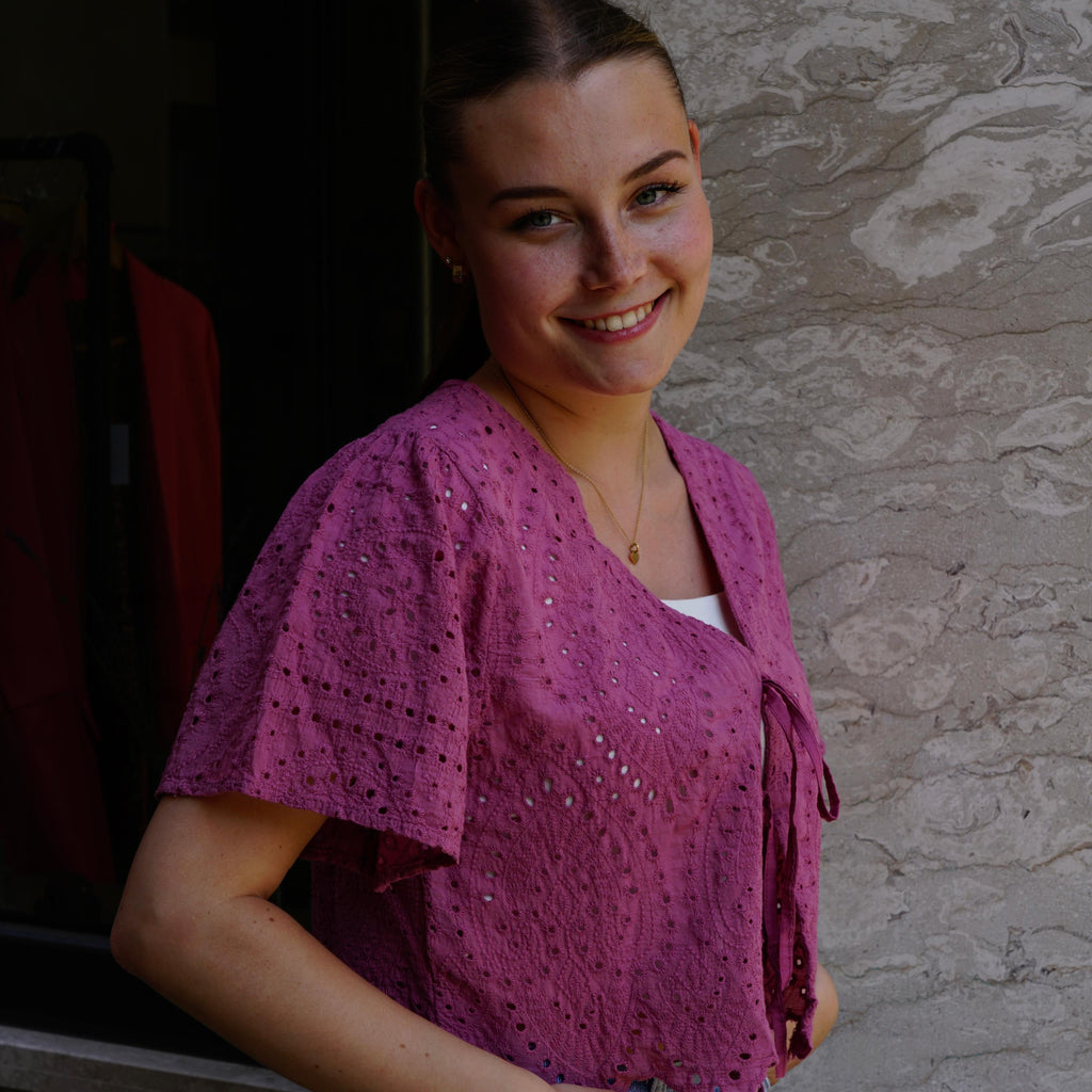 Kurzel Jäckchen im Lochstrickmuster Caro - mauve