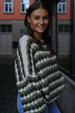 Kuscheliger Pullover mit Grünen oder Pinken Highlights – Einzigartiges Schuppen-Muster