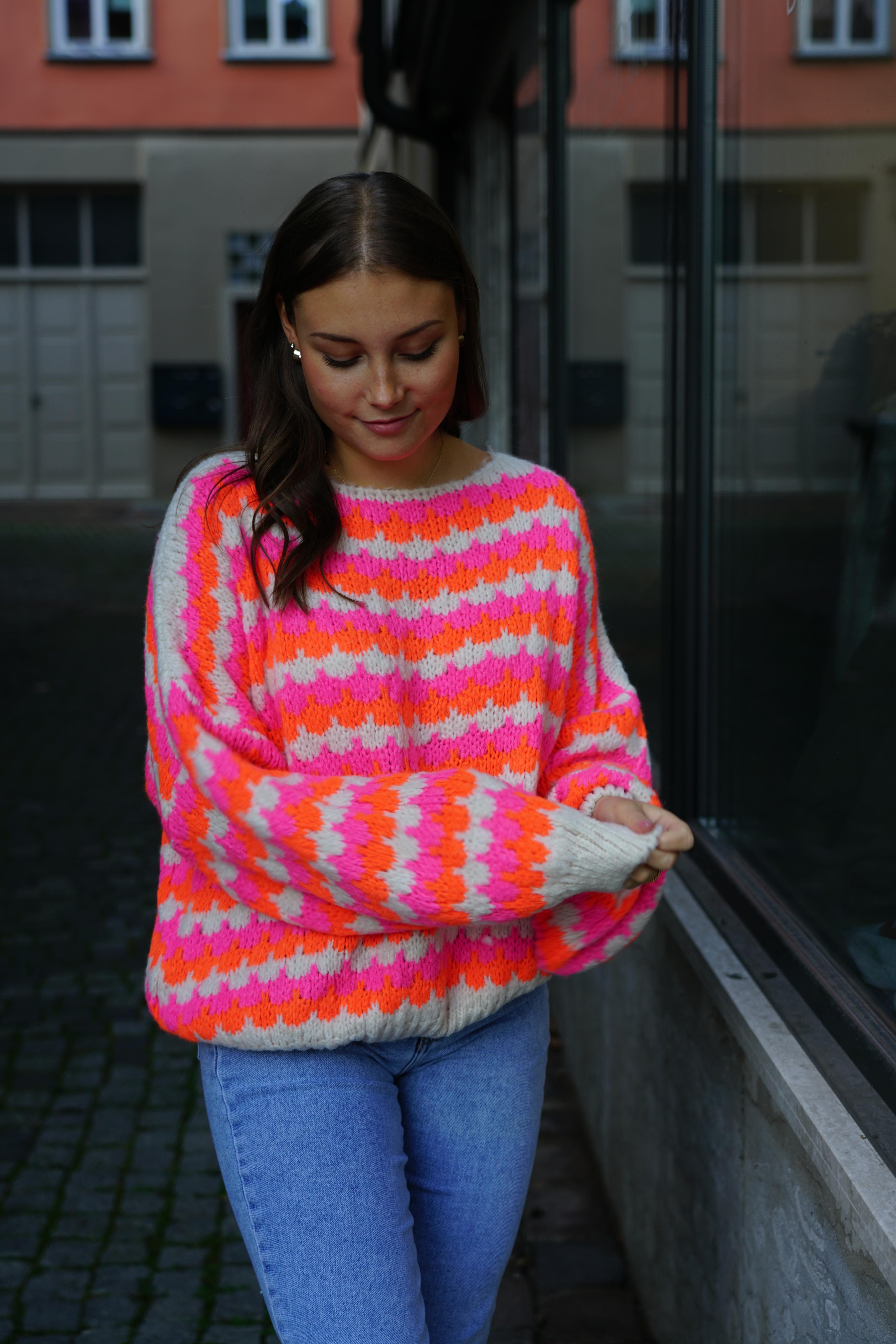 Kuscheliger Pullover mit Grünen oder Pinken Highlights – Einzigartiges Schuppen-Muster