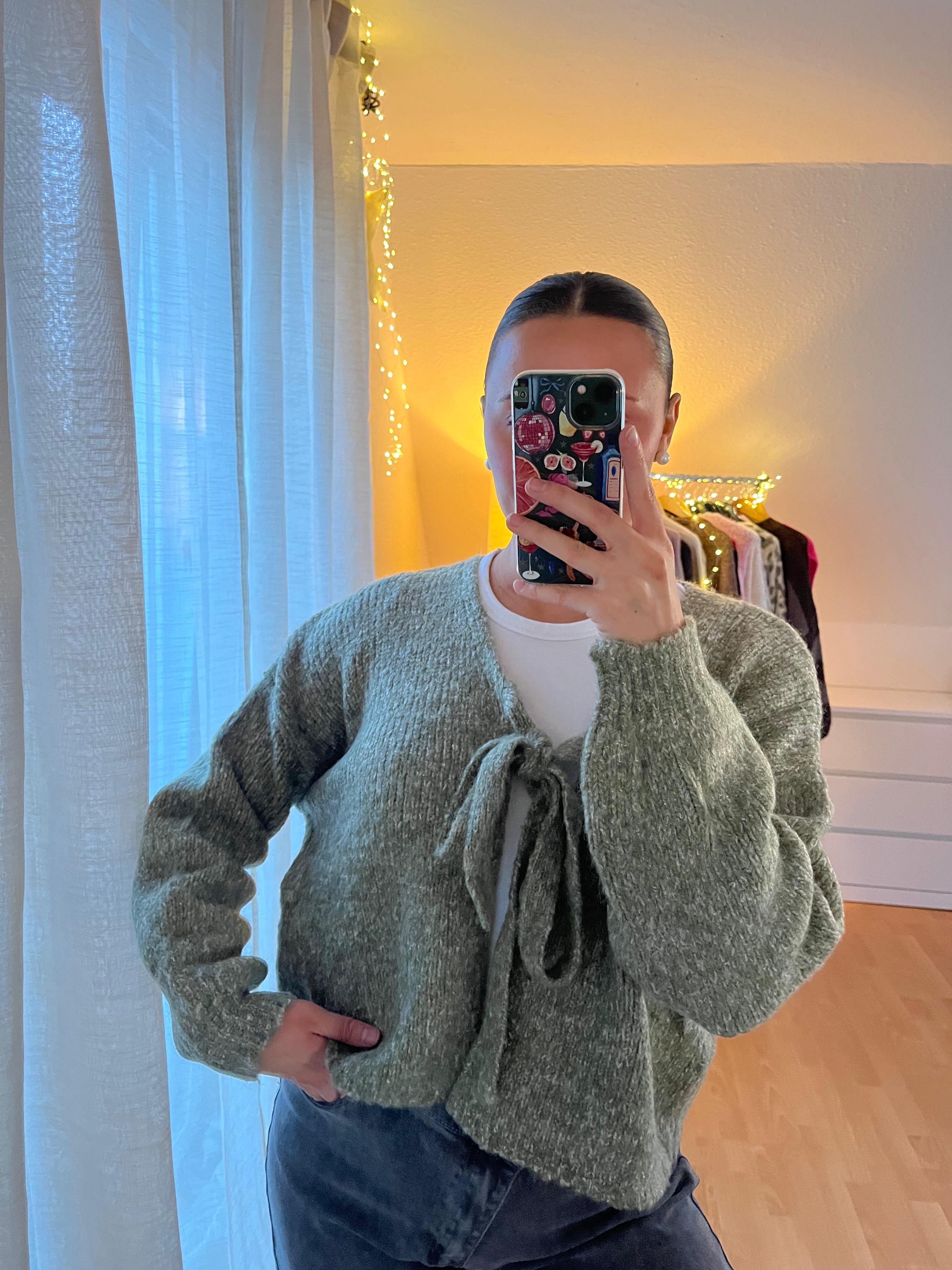 Bindestrickjäckchen „Noemi“ – Grün