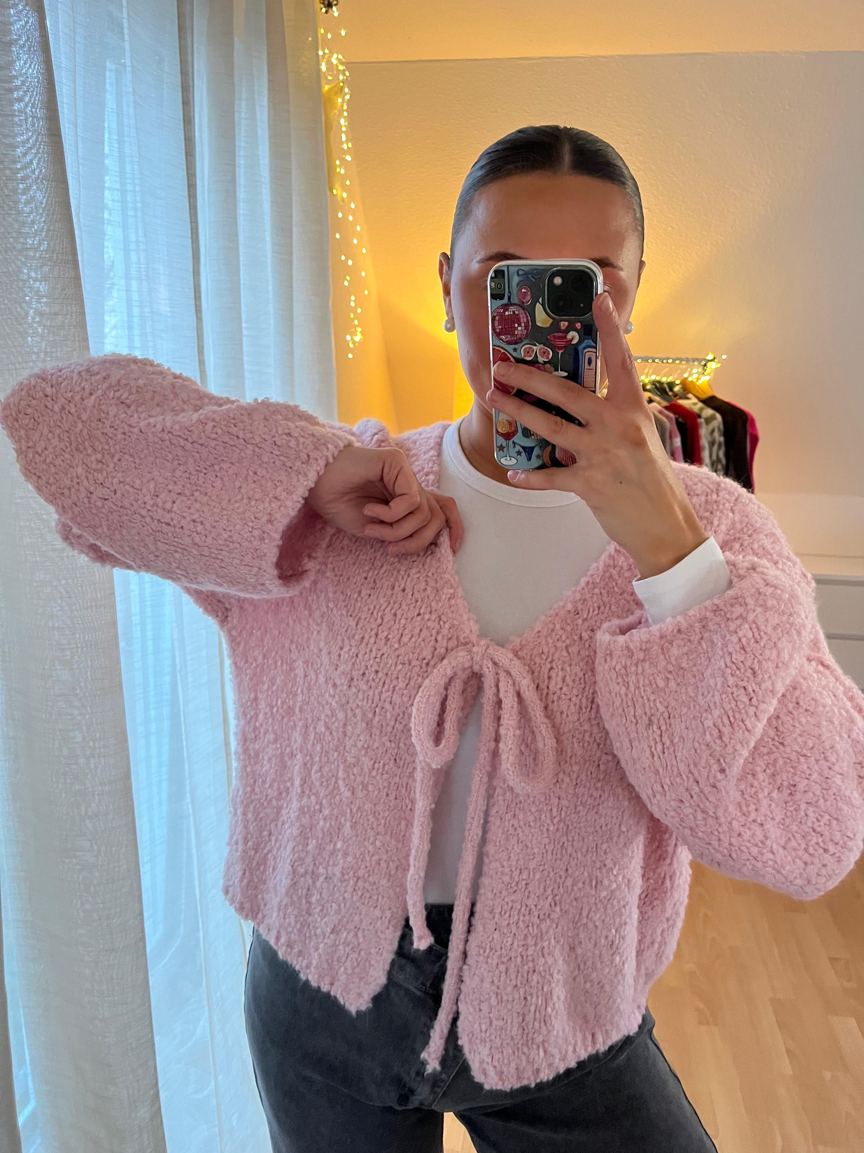 Strickjacke „Meli“ – rosa in zarter Bouclé-Optik