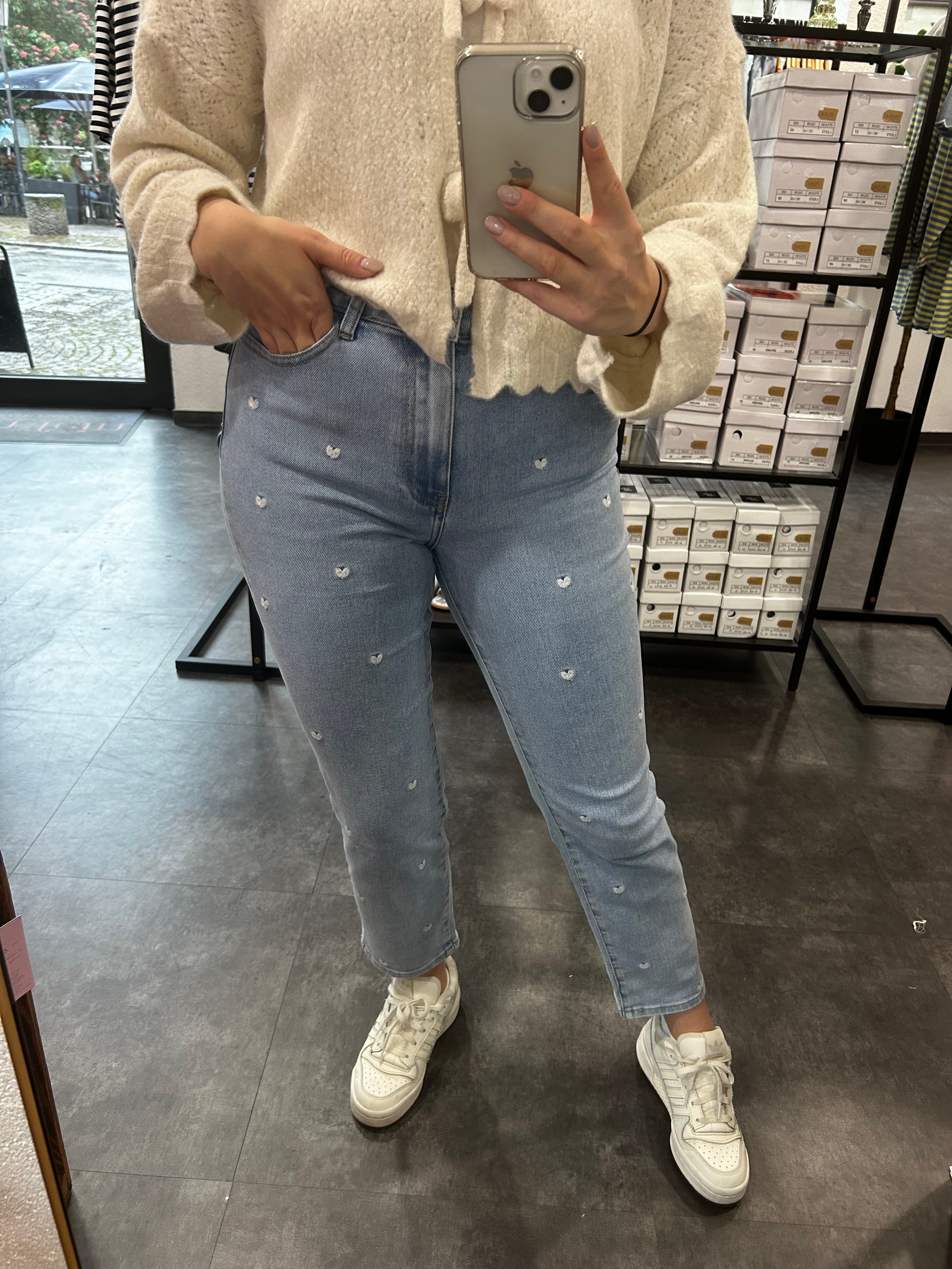 Mom Jeans mit Herzchen Stickerei – Hellblau