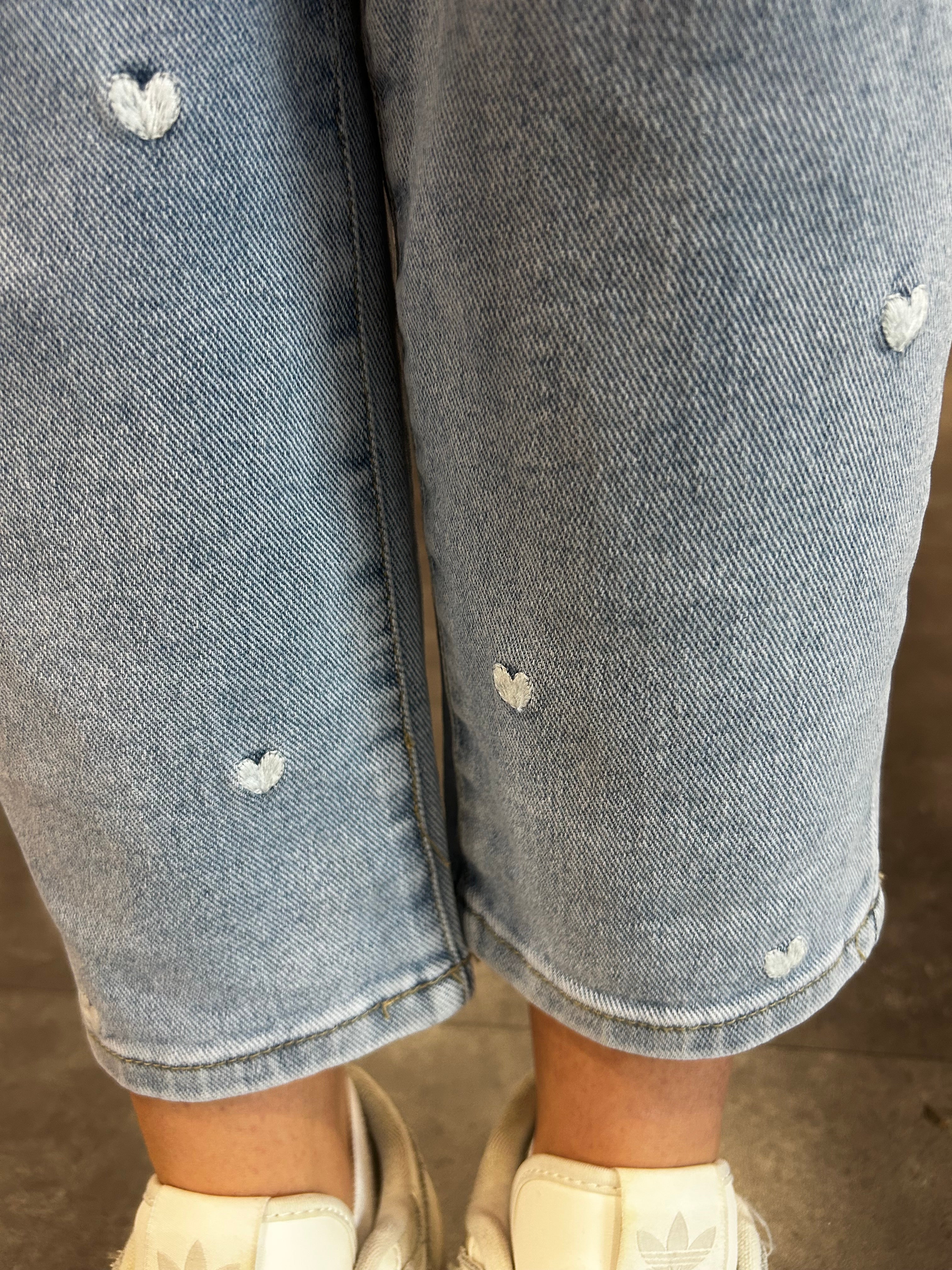 Mom Jeans mit Herzchen Stickerei – Hellblau