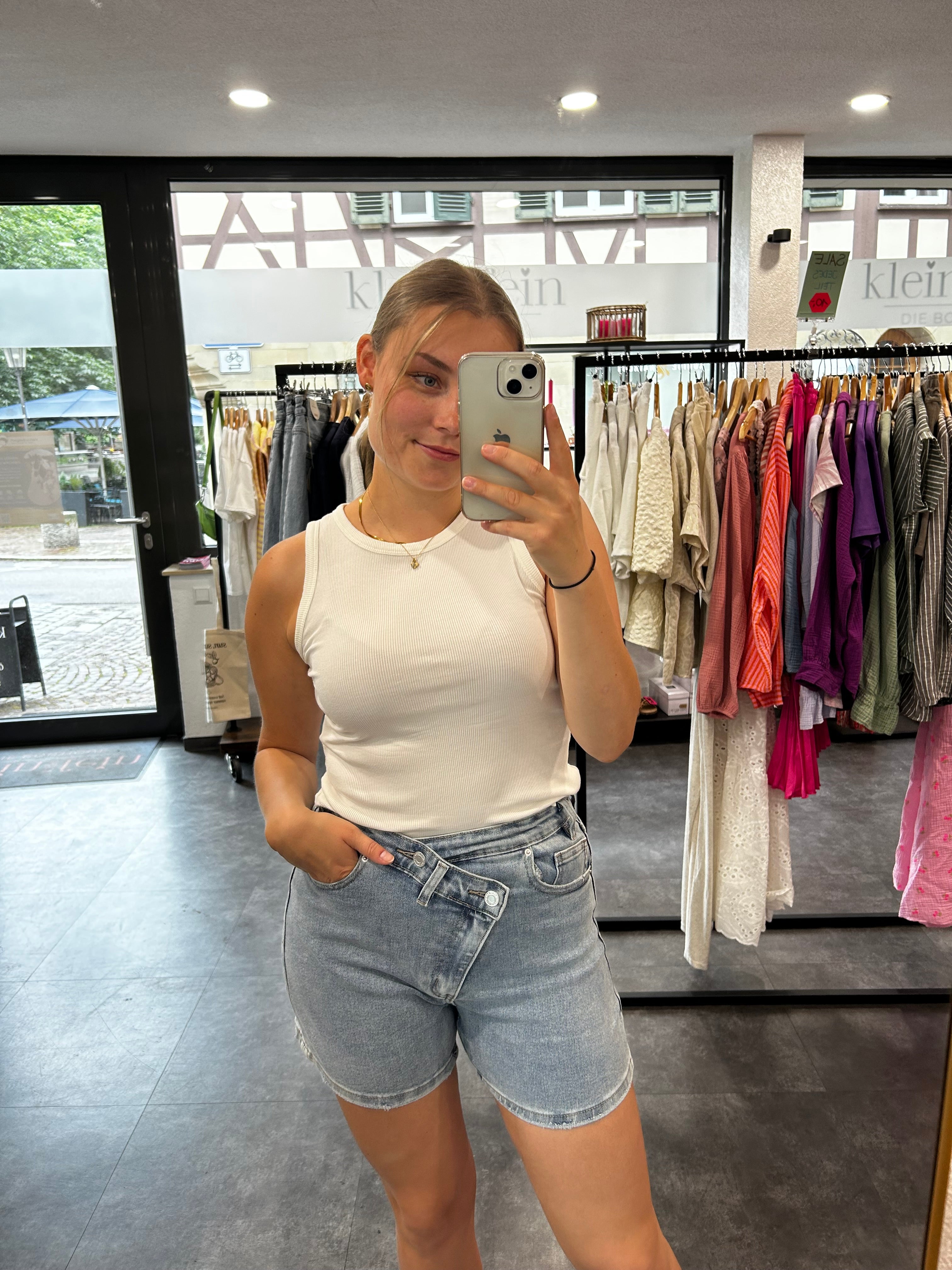 Jeansshorts mit überkreuztem Bund