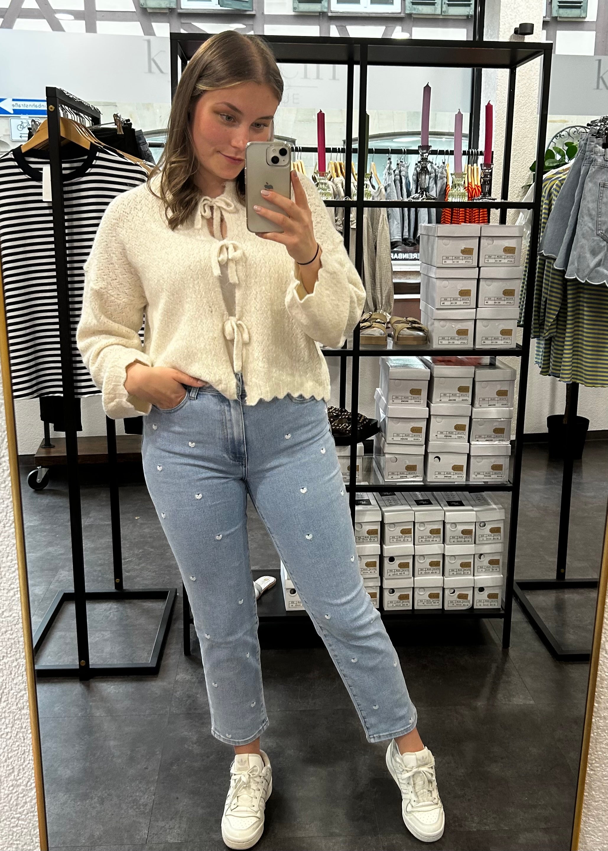 Mom Jeans mit Herzchen Stickerei – Hellblau
